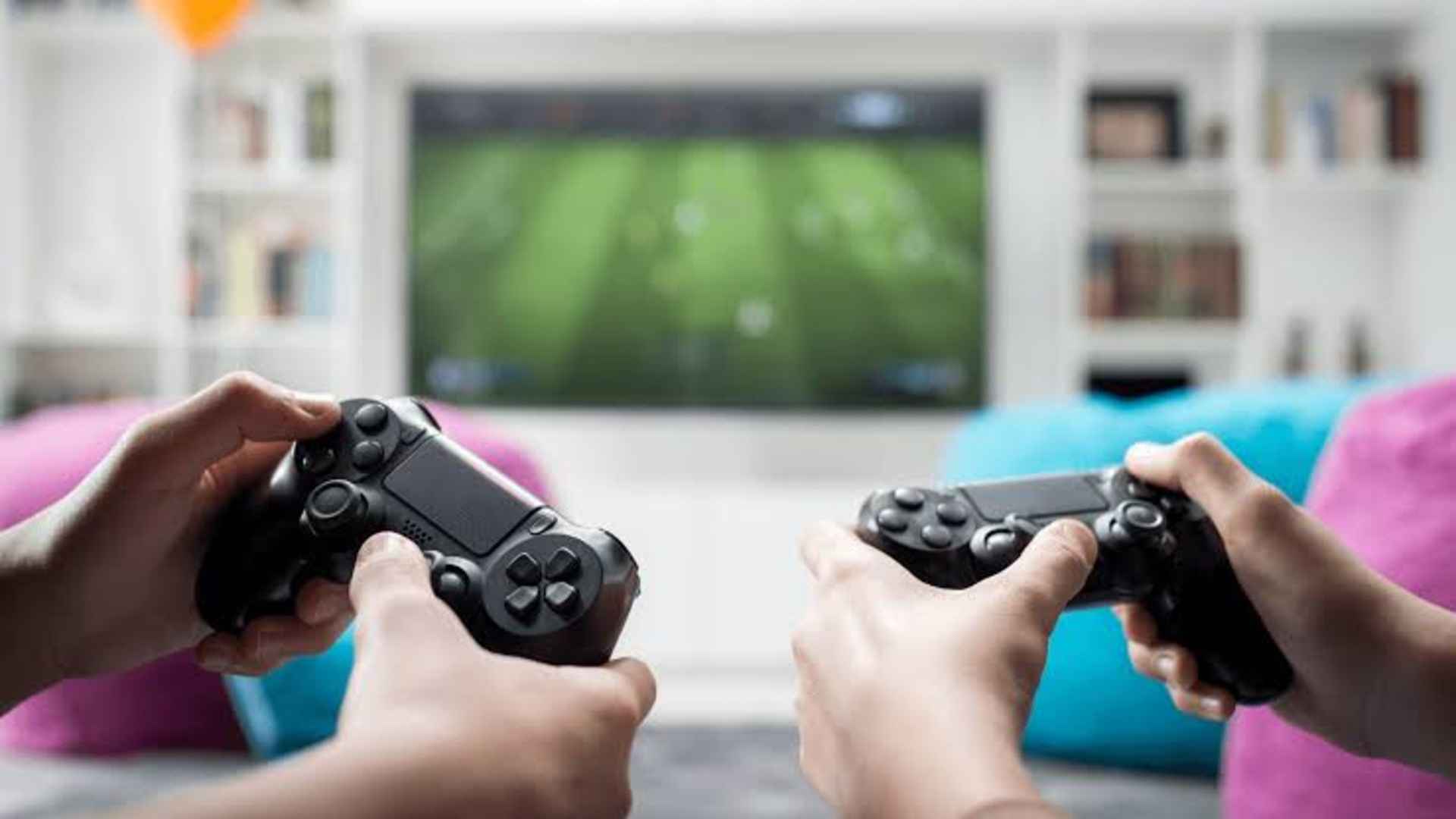 Multiplayer Games with Interactive Online Rewards